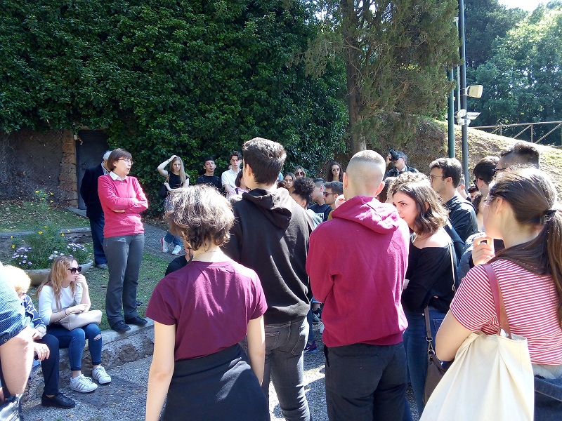 Davanti l'ingresso delle Fosse Ardeatine